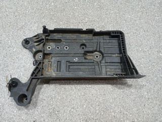 полка аккумулятора Volkswagen Golf 7 поколение (2012 - 2017), универсал, 5Q0915321J, 5Q0915331K