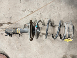 стойка передняя правая Nissan Qashqai 1 поколение (2006 - 2010)