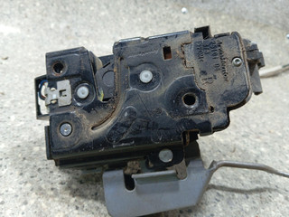 замок двери передней правой Audi A6 4B/C5 (1997 - 2001)