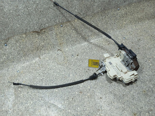 замок двери передней правой Volkswagen Passat B6 (2005 - 2010), седан