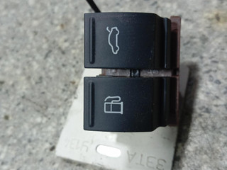 кнопка открытия багажника Volkswagen Passat B6 (2005 - 2010), седан