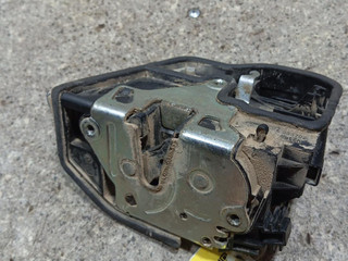 замок двери задней левой BMW X1 E84 (2009 - 2012), 2.0 л., дизель, АКПП, задний привод, 7229459