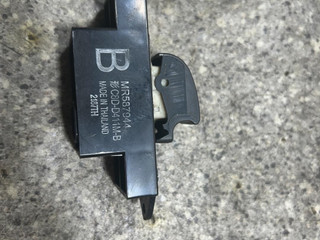кнопка стеклоподъемника двери Mitsubishi Colt 6 поколение (Z20/Z30) (2002 - 2012), хетчбэк 5 дв.
