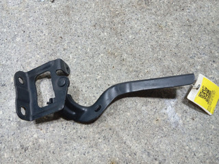 петля капота правая Toyota Prius 3 поколение (2009 - 2011), 1.8 л., бензин