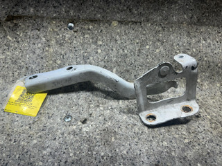 петля капота левая Toyota Prius 3 поколение (2009 - 2011), 1.8 л., бензин