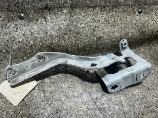 петля капота правая Toyota Prius 3 поколение (2009 - 2011), 1.8 л., бензин