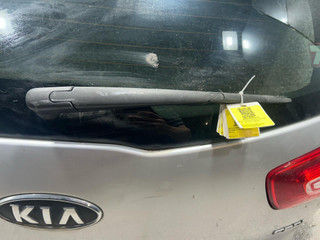 щеткодержатель задний Kia Sportage 3 поколение (2010 - 2014), 1.6 л., бензин