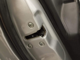 замок двери передней левой Kia Sportage 3 поколение (2010 - 2014), 1.6 л., бензин