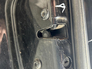 замок двери задней правой Volkswagen Touareg 1 поколение (2002 - 2007)