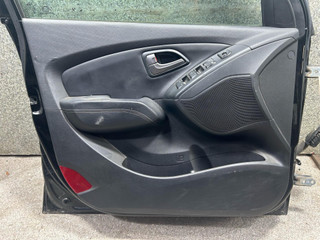 обшивка двери передняя левая Hyundai ix35 1 поколение [рестайлинг] (2013 - 2015), 1.6 л., бензин, МКПП, внедорожник 5 дв.