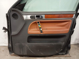 обшивка двери передняя правая Volkswagen Touareg 1 поколение (2002 - 2007)