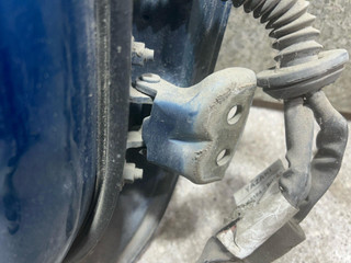 петля двери Nissan Almera Tino V10 (2000 - 2003)
