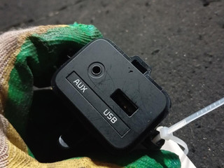 разъем AUX / USB Kia Carens 3 поколение (2013 - 2019), 1.7 л., CRDi, дизель