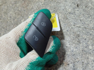 кнопка центрального замка Volkswagen Passat B6 (2005 - 2010), седан