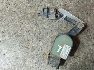 датчик дорожного просвета Volkswagen Touareg 1 поколение (2002 - 2007), 2.5 л., дизель, 7L0616213B