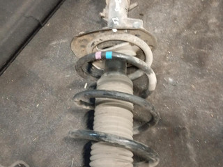 стойка передняя правая Nissan Qashqai 1 поколение (2006 - 2010), 54302JD03A