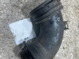 патрубок интеркулера Volkswagen Touareg 1 поколение (2002 - 2007), 2.5 л., TDi, дизель, полный привод