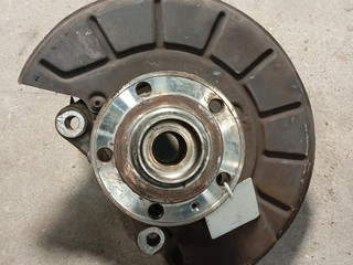 ступица передняя левая Volkswagen Passat B6 (2005 - 2010), 2.0 л., TDi, дизель