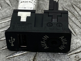 разъем AUX / USB BMW 3 серия F30/F31/F34 [рестайлинг] F30 2015, 2.0 л., N47 D20 C, дизель, МКПП, estoril blau (b45), седан, полный привод, правый руль, 84109229246, 9229246