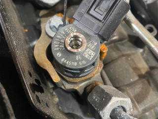 форсунка BMW 3 серия F30/F31/F34 [рестайлинг] F30 2015, 2.0 л., N47 D20 C, дизель, МКПП, estoril blau (b45), седан, полный привод, правый руль, 13537810702, 7810702
