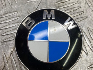 эмблема BMW 3 серия F30/F31/F34 [рестайлинг] F30 2015, 2.0 л., N47 D20 C, дизель, МКПП, estoril blau (b45), седан, полный привод, правый руль, 51148219237, 8219237