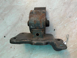 подушка крепления КПП Mitsubishi Galant 7 поколение 1997, 2.0 л., i, бензин
