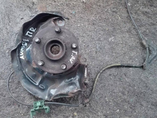 кулак поворотный правый Toyota Avensis 1 поколение (T220) 2000