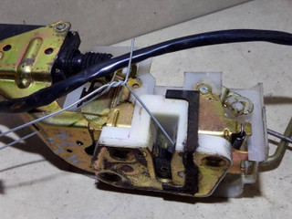 замок двери передней правой Mazda 323F BA 1996, 1.5 л., i, Z5-DE, бензин, МКПП, зеленый, хетчбэк 5 дв., передний привод, BC1G-58-310D