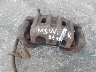 суппорт передний правый Mitsubishi Space Wagon 3 поколение (Typ N50) 2001