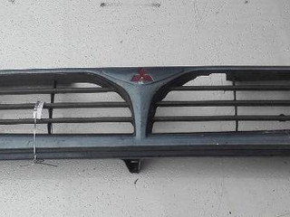 решетка радиатора Mitsubishi Space Wagon 2 поколение (Typ N30/N40) 1997
