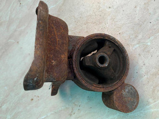 подушка крепления КПП Mitsubishi Lancer 6 поколение 1997, 1.3 л., i, бензин