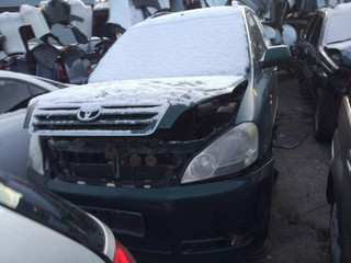 Toyota Avensis Verso 1 поколение
