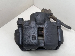 суппорт передний левый Mitsubishi Colt 5 поколение (CJO) CJ1A 1997, 1.3 л., i, 4G13 (12V), бензин, 5МКПП, голубой металлик, хетчбэк 3 дв., передний привод, MB928424