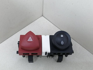 кнопка аварийной сигнализации Renault Megane 2 поколение BM0B 2003, 1.4 л., i, K4J 730, бензин, 5МКПП, серебристый, хетчбэк 5 дв., передний привод, 8200095493, 8200109723, 8200107808, 88040001, 88040002, 88040003