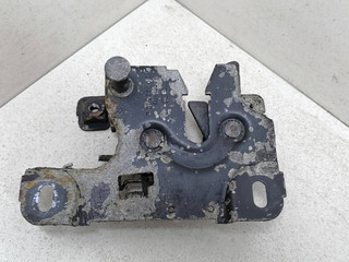 замок капота Audi A4 B5 1996, 1.9 л., TDi, AHU, дизель, 5МКПП, зелёный, седан, 8D0823509J