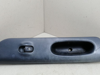 кнопка стеклоподъемника двери передней правой Renault Laguna 1 поколение [рестайлинг] B56W 2000, 1.9 л., DCi, F9Q 718, дизель, 5МКПП, голубой, хетчбэк 5 дв., передний привод, 7701699604