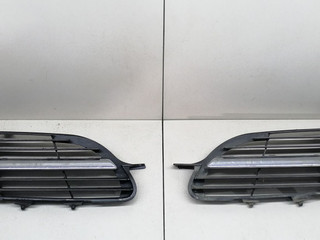 решетка радиатора Nissan Almera Tino V10 2001, 2.2 л., DCi, YD22DDTi, дизель, 5МКПП, серебристый, минивэн, передний привод, 62320BU000, 62330BU000