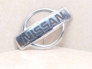 эмблема Nissan Almera Tino V10 2001, 2.2 л., DCi, YD22DDTi, дизель, 5МКПП, серебристый, минивэн, передний привод, 2764W020, 84890BU300