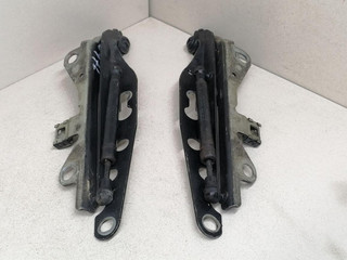 петля капота Volvo S60 1 поколение 2001, 2.4 л., B 5244 T3, бензин, АКПП, черный, седан, передний привод, 30716744, 31217345, 30716745