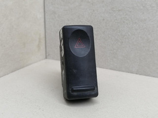 кнопка аварийной сигнализации Renault 19 2 поколение B53B 1993, 1.8 л., бензин, 5МКПП, красный, хетчбэк 5 дв., передний привод