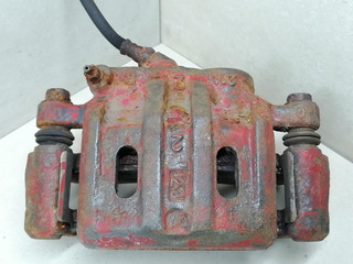 суппорт передний правый Mitsubishi Sigma 1 поколение 1994, 3.0 л., i, 6G72 (DOHC 24V), бензин, 5МКПП, серый металлик, седан, передний привод