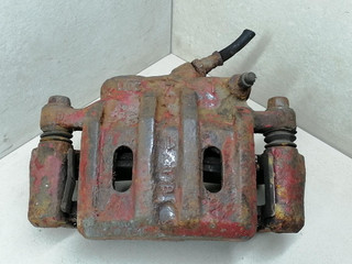 суппорт передний левый Mitsubishi Sigma 1 поколение 1994, 3.0 л., i, 6G72 (DOHC 24V), бензин, 5МКПП, серый металлик, седан, передний привод
