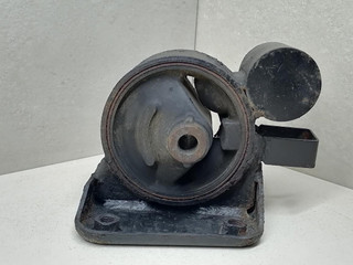 подушка крепления двигателя Mitsubishi Sigma 1 поколение 1994, 3.0 л., i, 6G72 (DOHC 24V), бензин, 5МКПП, серый металлик, седан, передний привод