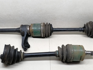 полуось передняя правая (приводной вал, ШРУС) Mitsubishi Sigma 1 поколение 1994, 3.0 л., i, 6G72 (DOHC 24V), бензин, 5МКПП, серый металлик, седан, передний привод