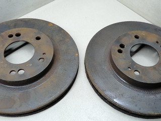 диски тормозные (комплект) Mitsubishi Sigma 1 поколение 1994, 3.0 л., i, 6G72 (DOHC 24V), бензин, 5МКПП, серый металлик, седан, передний привод
