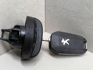 пробка топливного бака Peugeot 208 1 поколение 2013, 1.2 л., i, бензин, 5МКПП, черный, хетчбэк 5 дв.