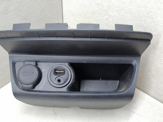 разъем AUX / USB Peugeot 208 1 поколение 2013, 1.2 л., i, бензин, 5МКПП, черный, хетчбэк 5 дв.