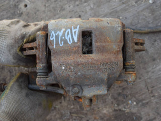суппорт передний левый Nissan Almera N16 2001, 1.8 л., бензин, хетчбэк 5 дв.
