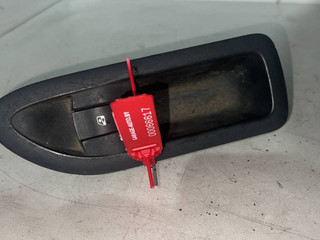 кнопка стеклоподъемника двери задней правой Renault Laguna 2 поколение 2003, 1.8 л., F4P 774, бензин, 5МКПП, хетчбэк 5 дв.