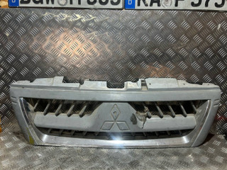 решетка радиатора Mitsubishi Pajero 3 поколение [рестайлинг] 2006, 3.2 л., blanchedalmond